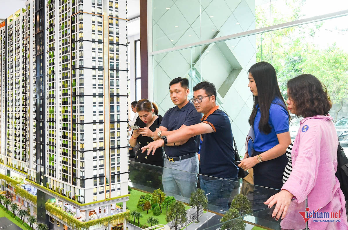 Khách hàng tìm hiểu dự án căn hộ tại phường Dĩ An, TPHCM