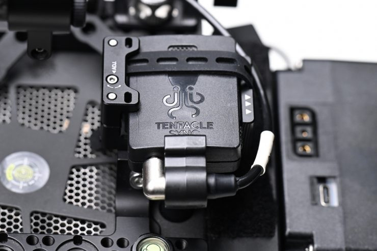 Gắn thiết bị đồng bộ timecode vào ngàm trên thân máy quay
