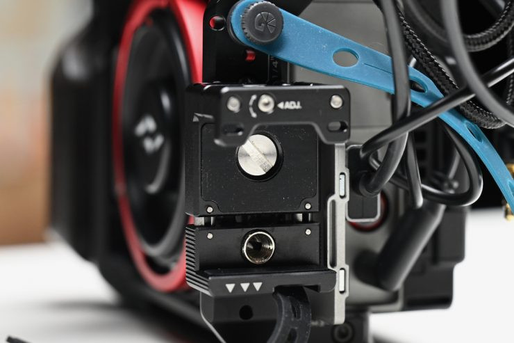 Vít gắn và chốt định vị chuẩn ARRI có thể tháo rời