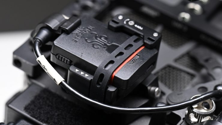 Ngàm Bright Tangerine Universal Timecode Mount gắn trên máy quay