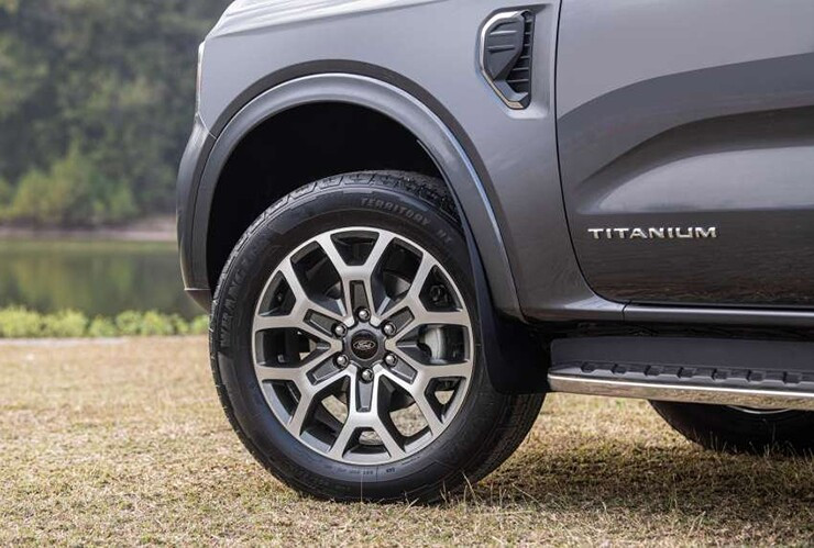 Thân xe Ford Everest với các đường gân nổi cơ bắp