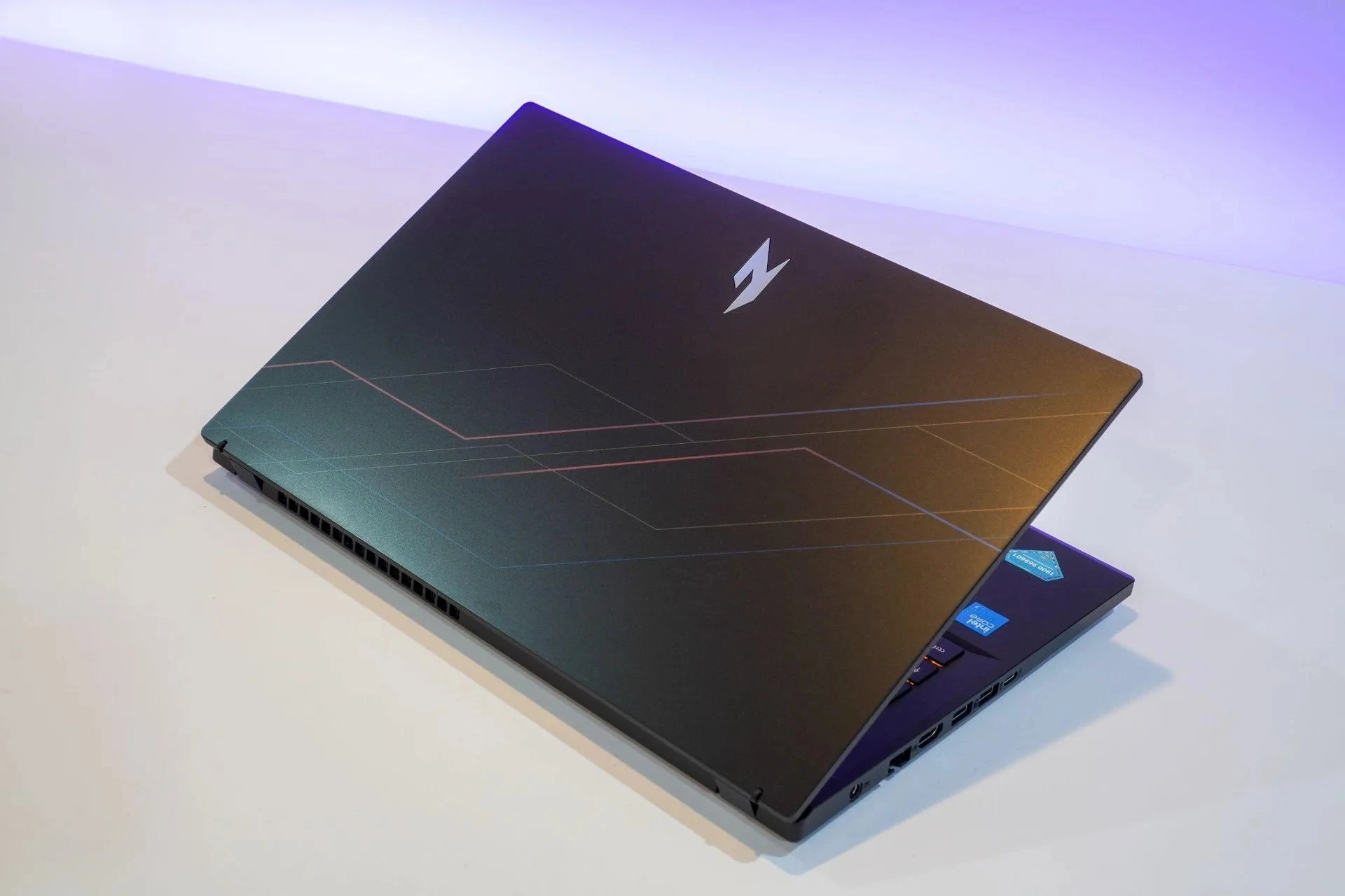 Thiết kế Nitro ProPanel đáp ứng tốt cả nhu cầu gaming và đồ họa