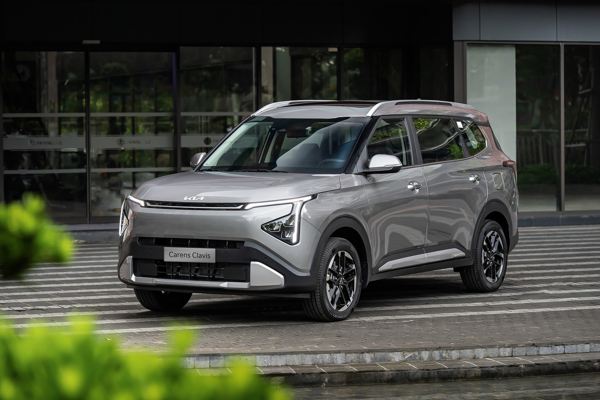 Kia Carens Clavis với cụm đèn chiếu sáng Ice Cube LED và dải đèn định vị Star-map