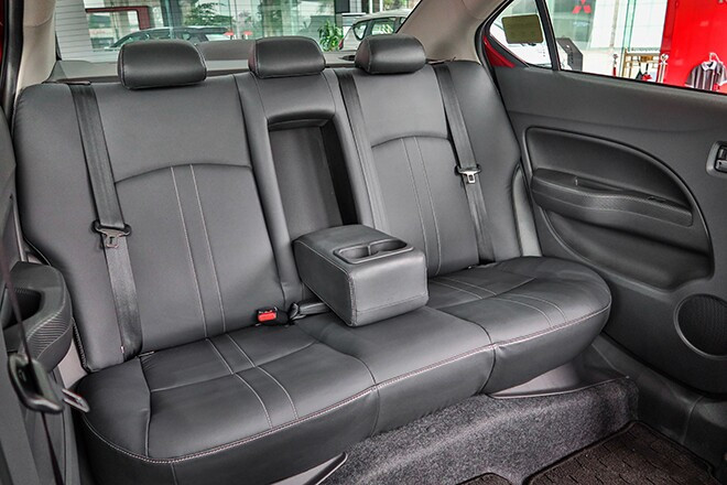 Cụm đồng hồ và màn hình giải trí trung tâm trên Mitsubishi Attrage