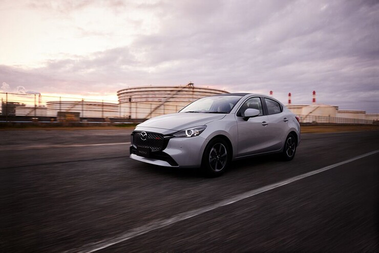 Mazda2 phiên bản hatchback lăn bánh trên đường