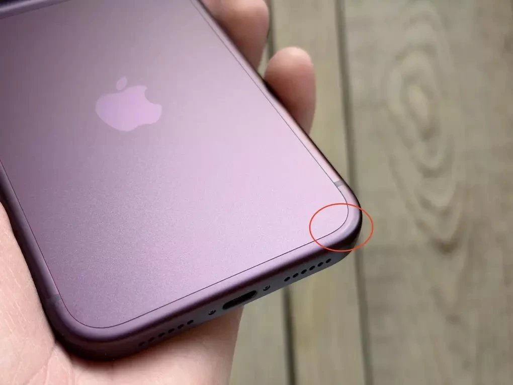 iPhone 18 Pro Max màu đỏ burgundy bị phai màu sơn ở góc máy. Ảnh: Letem světem Applem