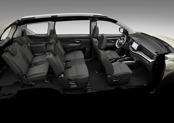 Khoang lái và vô-lăng 3 chấu bọc da của Suzuki XL7 Hybrid