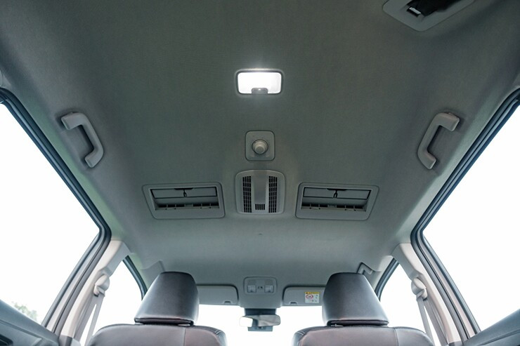 Cơ chế gập phẳng hàng ghế tạo thành sofa thư giãn trên Toyota Veloz Cross