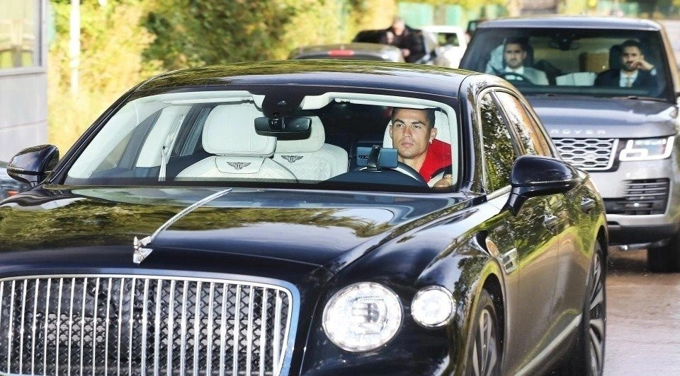 Ronaldo sử dụng Huawei Mate 10 Porsche Design năm 2021
