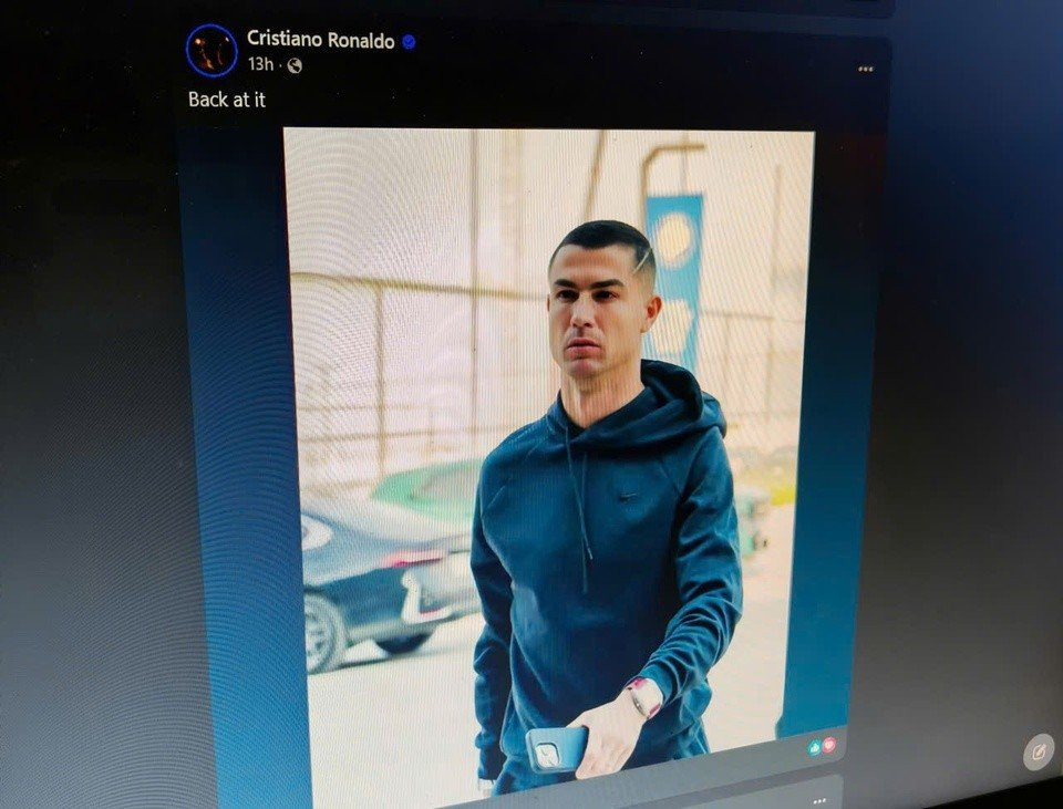Cristiano Ronaldo xuất hiện cùng chiếc iPhone 15 Pro trên tay