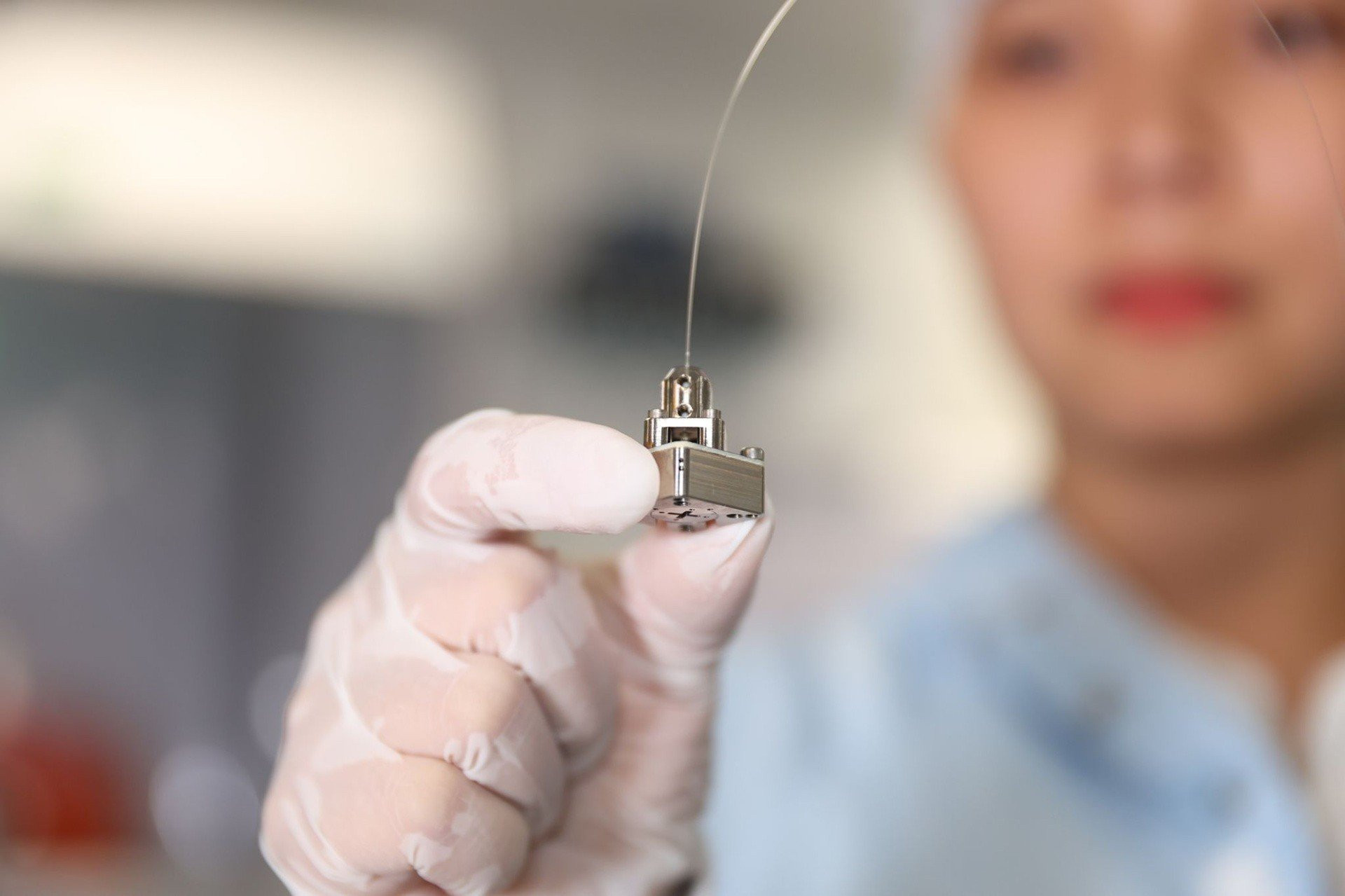 Nguồn phát photon đơn dựa trên chấm lượng tử kết nối với sợi quang