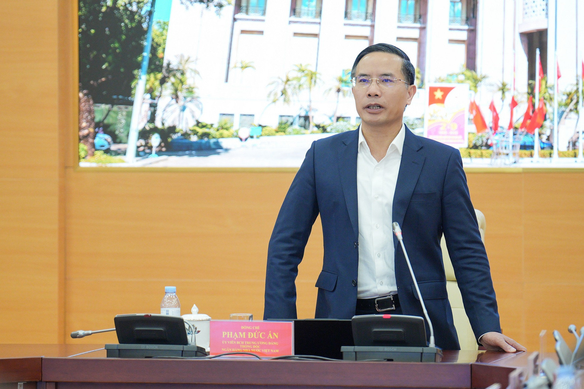 Thống đốc NHNN Phạm Đức Ấn chỉ đạo tại cuộc họp về điều hành lãi suất