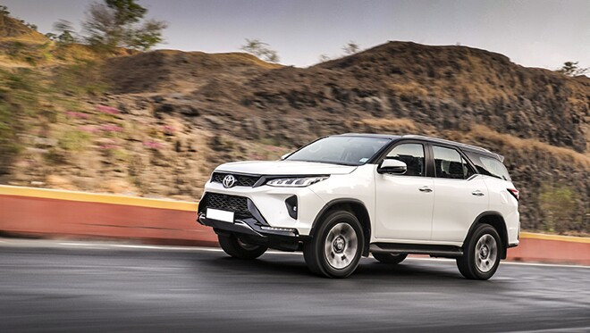Khoang động cơ trên Toyota Fortuner 2026