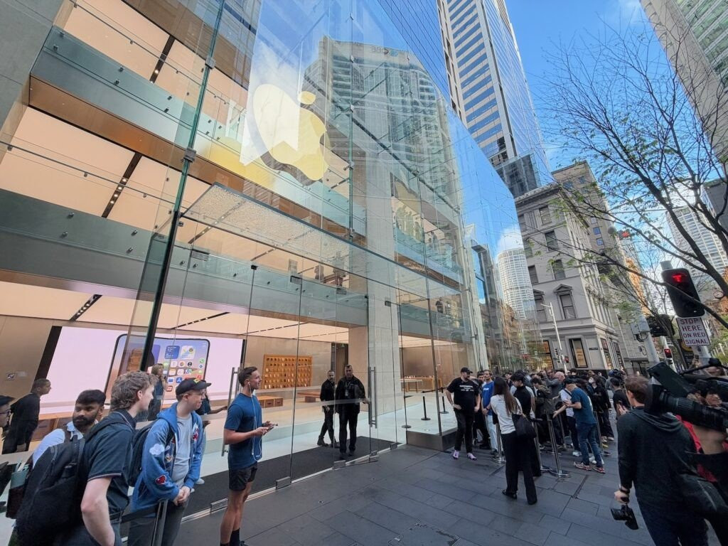 Xếp hàng bên ngoài Apple Store ở Sydney, Australia ngày 23/10