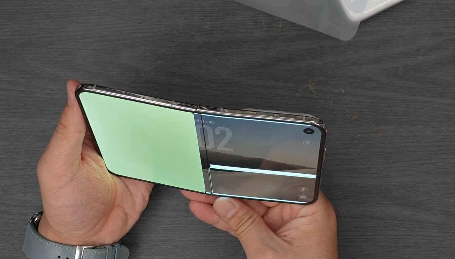 iPhone Duo bị lỗi sọc màn hình sau vài lần gập màn hình