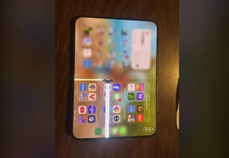 Màn hình iPhone Duo bị nứt sau khi sử dụng