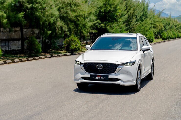 Thiết kế đầu xe Mazda CX-5 với lưới tản nhiệt tổ ong mở rộng