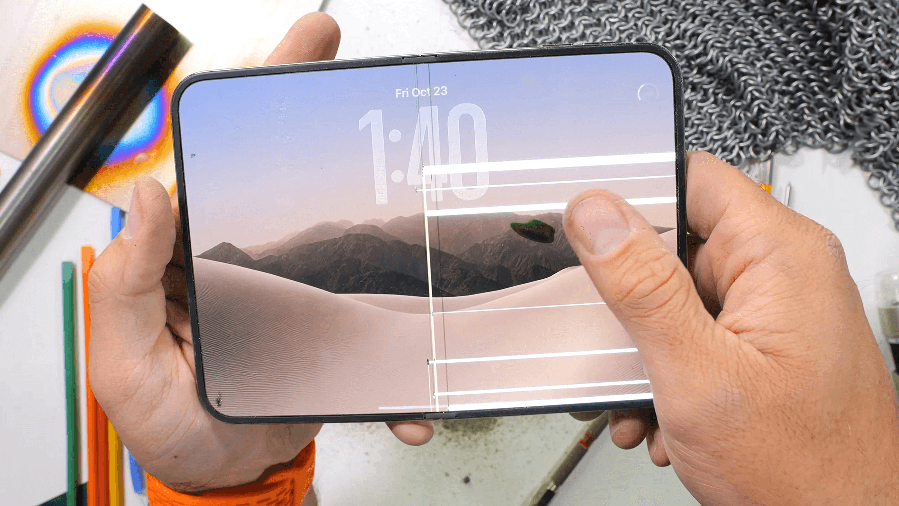 Lỗi nứt màn hình gập trên iPhone Duo
