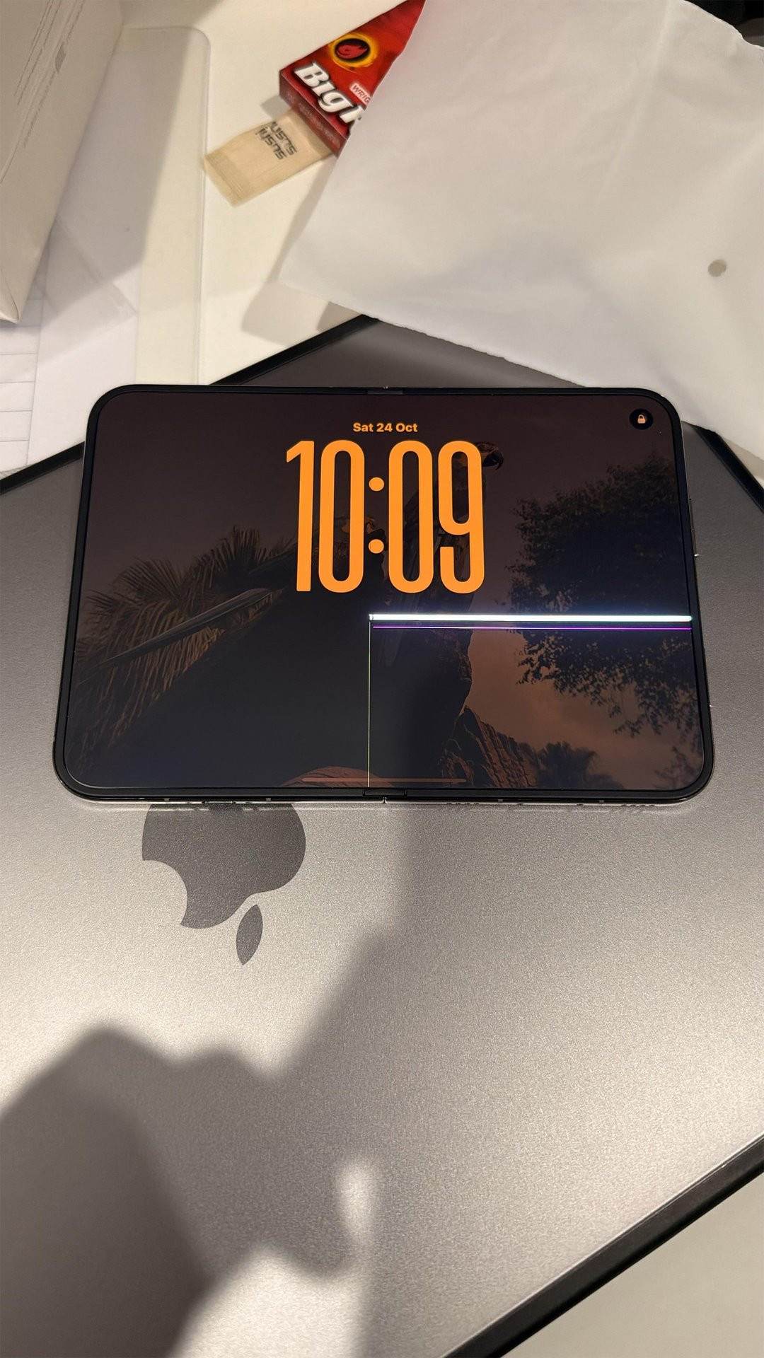Vết nứt màn hình iPhone Duo của người dùng Reddit