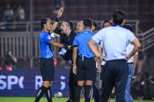Trọng tài trận TP.HCM - Thanh Hóa bị kỷ luật