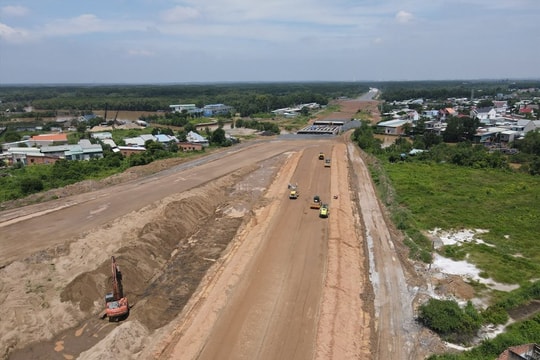 Thủ tướng yêu cầu đẩy nhanh giải phóng mặt bằng, khai thác vật liệu xây dựng cho các dự án đường bộ cao tốc