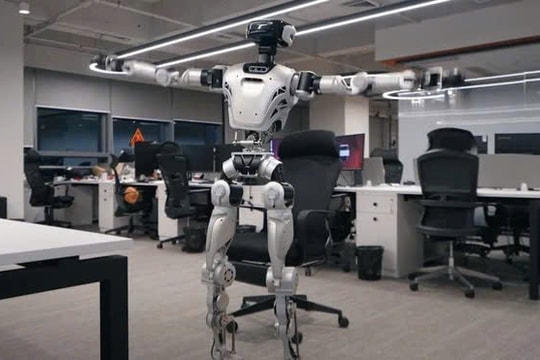 Robot hình người của Trung Quốc 'bắt chước' vươn vai như con người