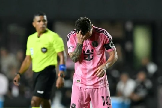 Messi liên tục phàn nàn và giả vờ ngã ở trận Inter Miami 'phơi áo' trên sân nhà