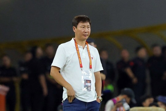 HLV Kim Sang Sik: 'Cầu thủ Đông Nam Á tự hào khi đối đầu và thắng Man United'