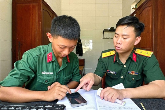 Đi bộ đội vẫn tiết kiệm được tiền gửi mẹ nuôi em ăn học