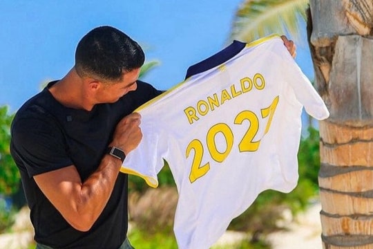 Ronaldo gia hạn hai năm với Al Nassr