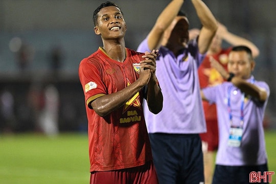 Trung vệ Hồng Lĩnh Hà Tĩnh lọt đội hình tiêu biểu V-League 2024/2025