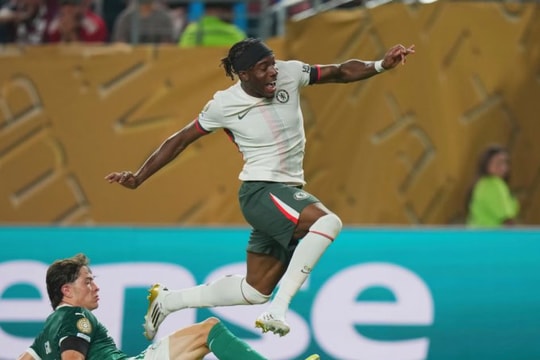 Arsenal mua tiền vệ Chelsea bất chấp CĐV phản đối