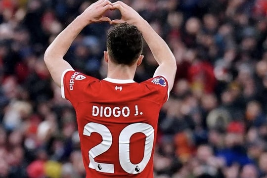 Liverpool treo áo số 20 của Diogo Jota