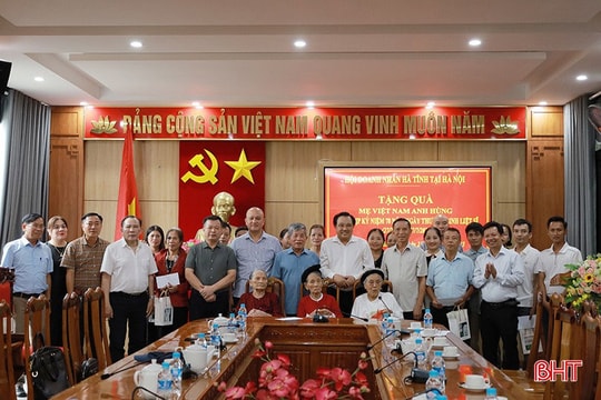 Hội Doanh nghiệp doanh nhân Hà Tĩnh tại Hà Nội tặng quà tri ân các Mẹ Việt Nam anh hùng