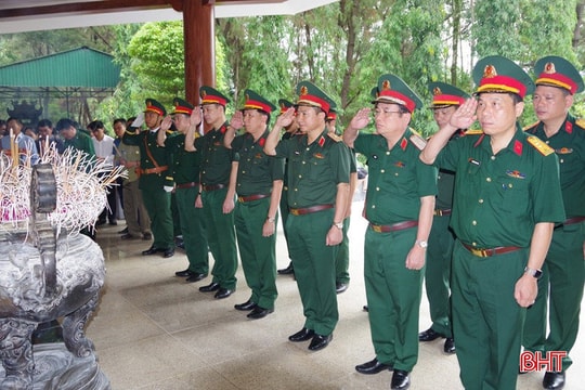 Quân khu 4, các LLVT Hà Tĩnh tri ân anh hùng liệt sỹ, gia đình chính sách