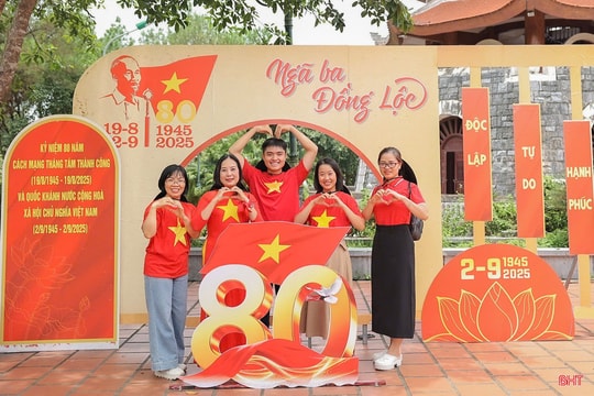 Giới trẻ lưu giữ khoảnh khắc ý nghĩa mừng Quốc khánh