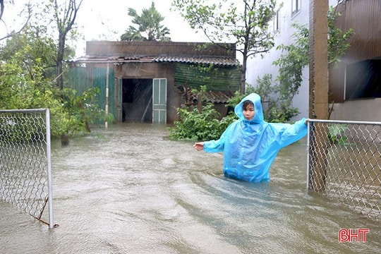 Nước thượng nguồn đổ về nhanh, 200 hộ dân phường Hà Huy Tập bị cô lập