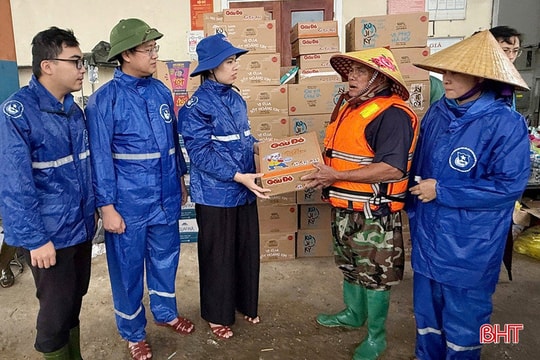 Tuổi trẻ Hà Tĩnh kịp thời hỗ trợ bà con vùng lũ