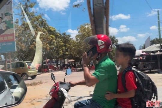 “Đội mũ cho con, trọn tình cha mẹ”