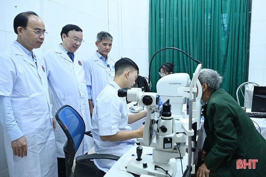 CLB Thầy thuốc Hà Tĩnh tại Hà Nội khám, cấp phát thuốc cho thương bệnh binh