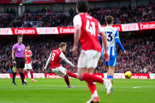 Arsenal tái chiếm đỉnh bảng Ngoại hạng Anh
