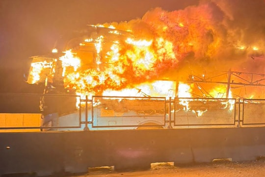 Xe giường nằm cháy trên cao tốc, một hành khách tử vong