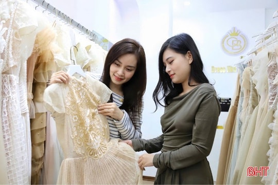 Tiệc nhiều, chi tiêu khéo: Thuê trang phục thành xu hướng