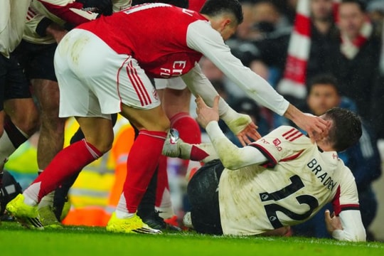 Arsenal bất phân thắng bại với Liverpool