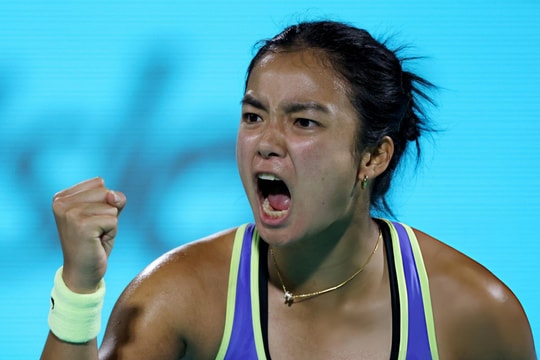 Kết quả tennis 5/2: Emma Raducanu thắng ấn tượng, Stan Wawrinka khẳng định đẳng cấp