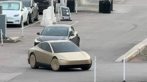 Tesla Cybercab: Mẫu taxi tự lái lộ diện cổng sạc thủ công gây bất ngờ