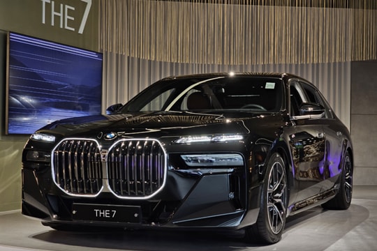 BMW X7 G67: Tùy chọn sơn hai tông màu và nội thất hạng nhất thách thức Mercedes-Maybach