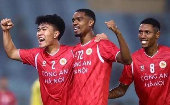 Phạm Lý Đức ghi điểm với HLV Polking sau chiến thắng 6-1 của CAHN trước Tampines Rovers