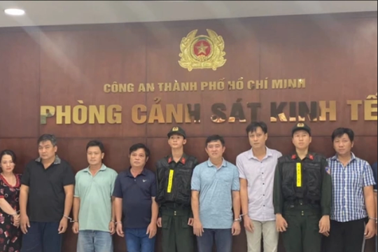 Triệt phá đường dây pha dung môi vào xăng bán cho người dân