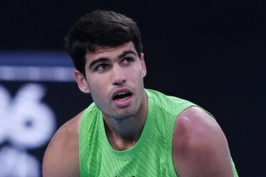 Carlos Alcaraz và mặt trái của vinh quang: Từ nạn nhân paparazzi đến cơn sốt 22 đôi giày